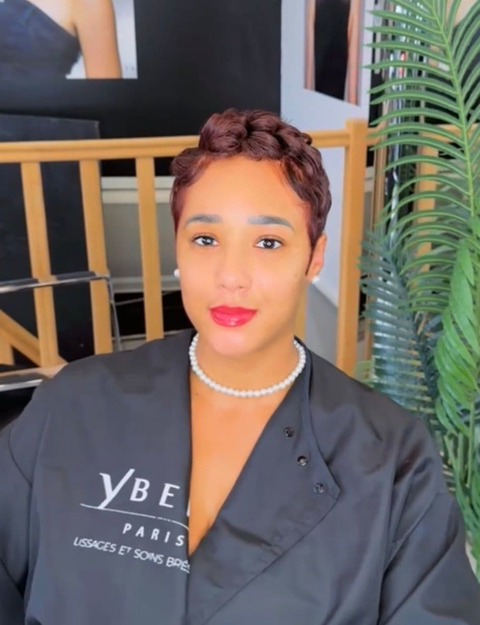 Coupe pixie afro — défrisage complet